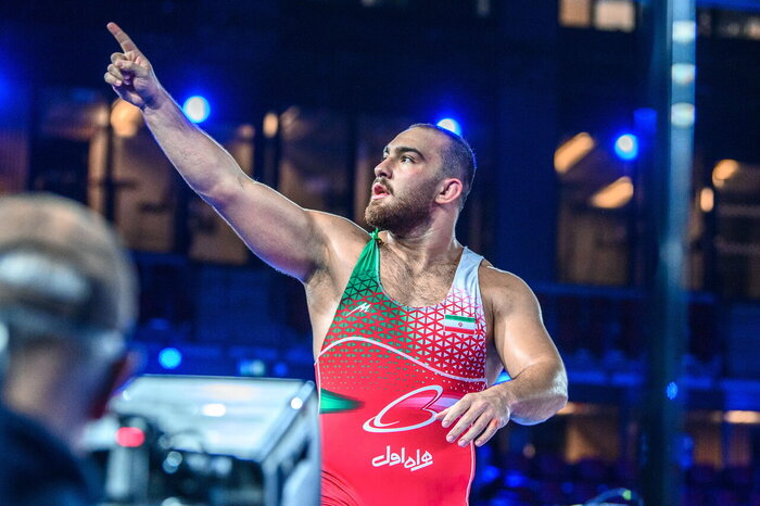 والدین ملیپوشان کشتی در گفت و گو با ایرنا: مردم برای موفقیت فرزندان ایران دعا کنند