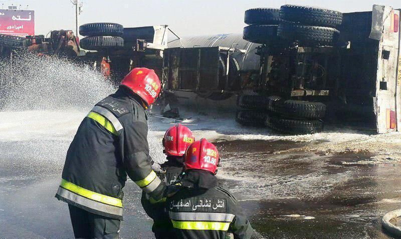 واژگونی تانکر حامل سوخت گاز مایع در اصفهان حادثه‌ساز شد