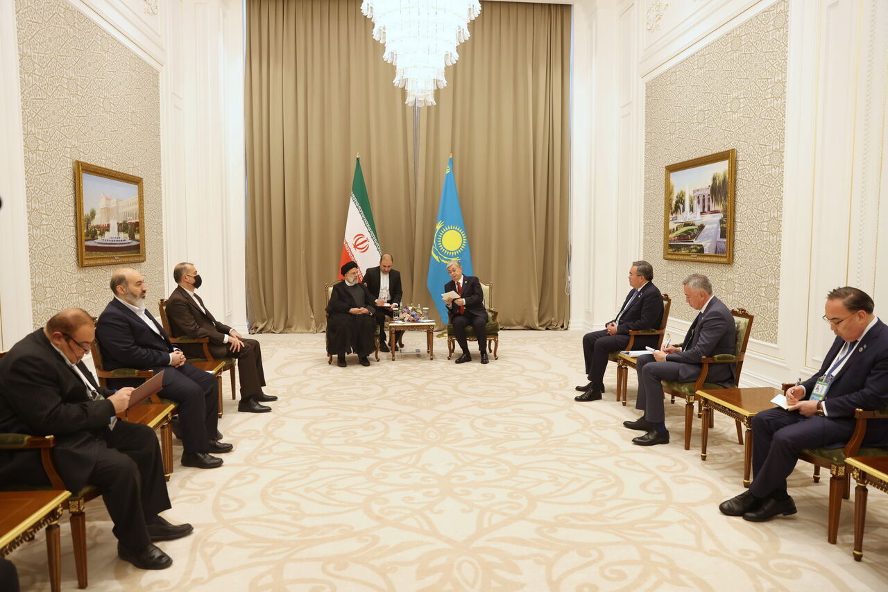 Raisi: Irán está decidido a implementar acuerdos con Kazajstán