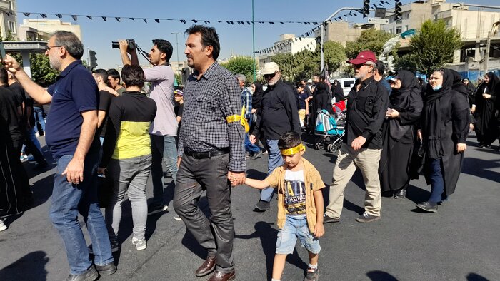 کودکان خردسال پا به پای بزرگترها در آئین پیاده روی اربعین حسینی شرکت کردند