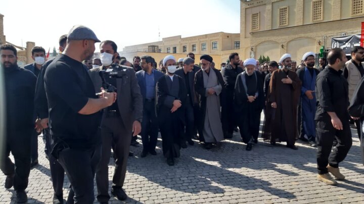 اهتزاز پرچم حرم حضرت اباعبدالله الحسین (ع) و  پیاده‌روی کاروان دلدادگان حسینی در شیراز 