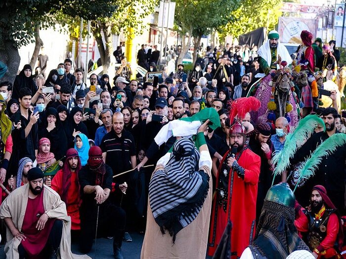 استقبال جاماندگان اربعین در تهران از کاروان «آیینهداران آفتاب»