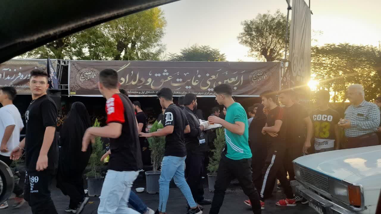 بیش از ۶۰ موکب در مسیر قرچک تا شهرستان ری از عزاداران حسینی پذیرایی میکند
 بیش از ۶۰ موکب در مسیر قرچک تا شهرستان ری از عزاداران حسینی پذیرایی میکند