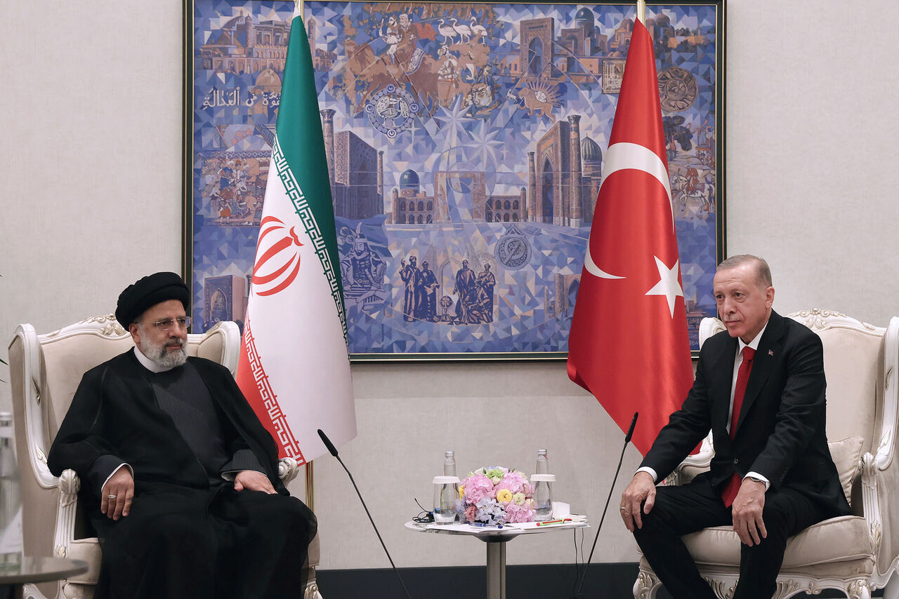 Raisi stresses sovereignty, territorial integrity of countries in meeting with Erdogan