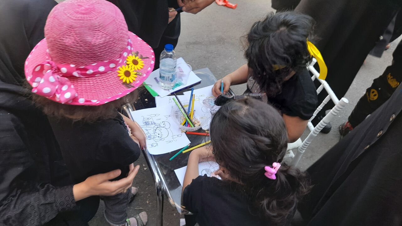 کودکان تهرانی در راهپیمایی اربعین عشق خود به امام‌حسین را به تصویر کشیدند