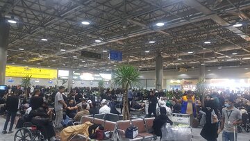 سرگردانی مسافران هواپیمایی معراج در فرودگاه نجف/ پروازی که یک روز تاخیر دارد+ عکس و فیلم