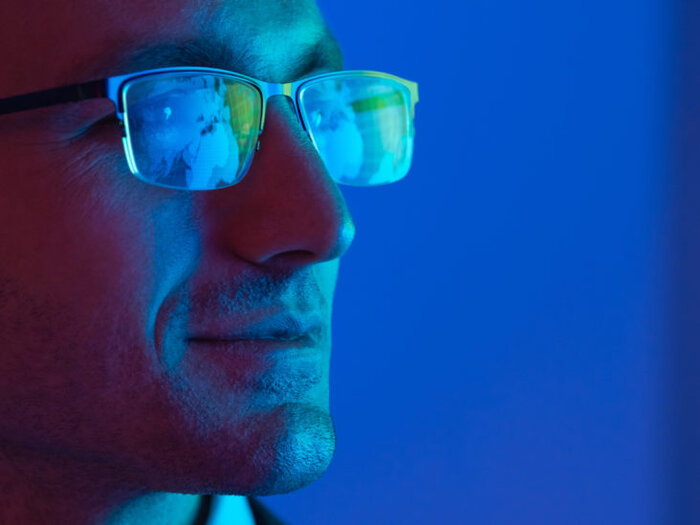 نور موبایل چه تأثیری بر بدنمان میگذارد؟