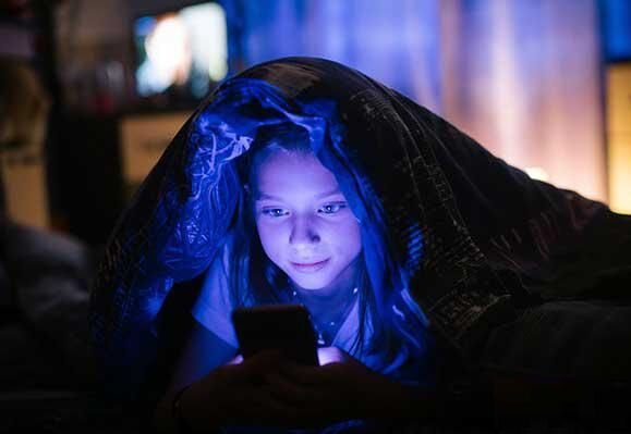 نور موبایل چه تأثیری بر بدنمان میگذارد؟ نور موبایل چه تأثیری بر بدنمان میگذارد؟