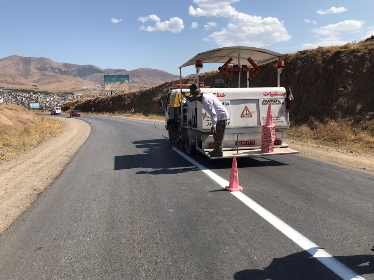 بیش از ۱۰۰ کیلومتر از راههای خلخال خط کشی میشود   بیش از ۱۰۰ کیلومتر از راههای خلخال خط کشی میشود