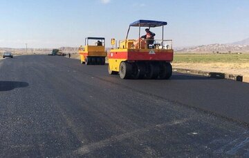 عملیات آسفالت ۷ کیلومتر از قطعه چهار بزرگراه زابل- زاهدان آغاز شد