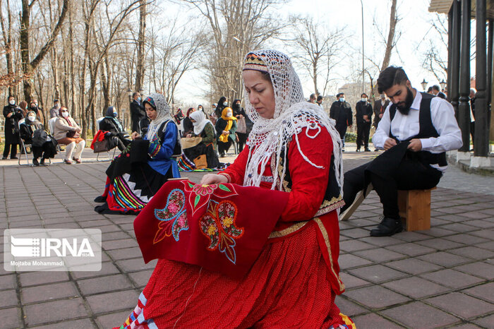 صنایع دستی بر قاب خیابان‌های رشت نشست