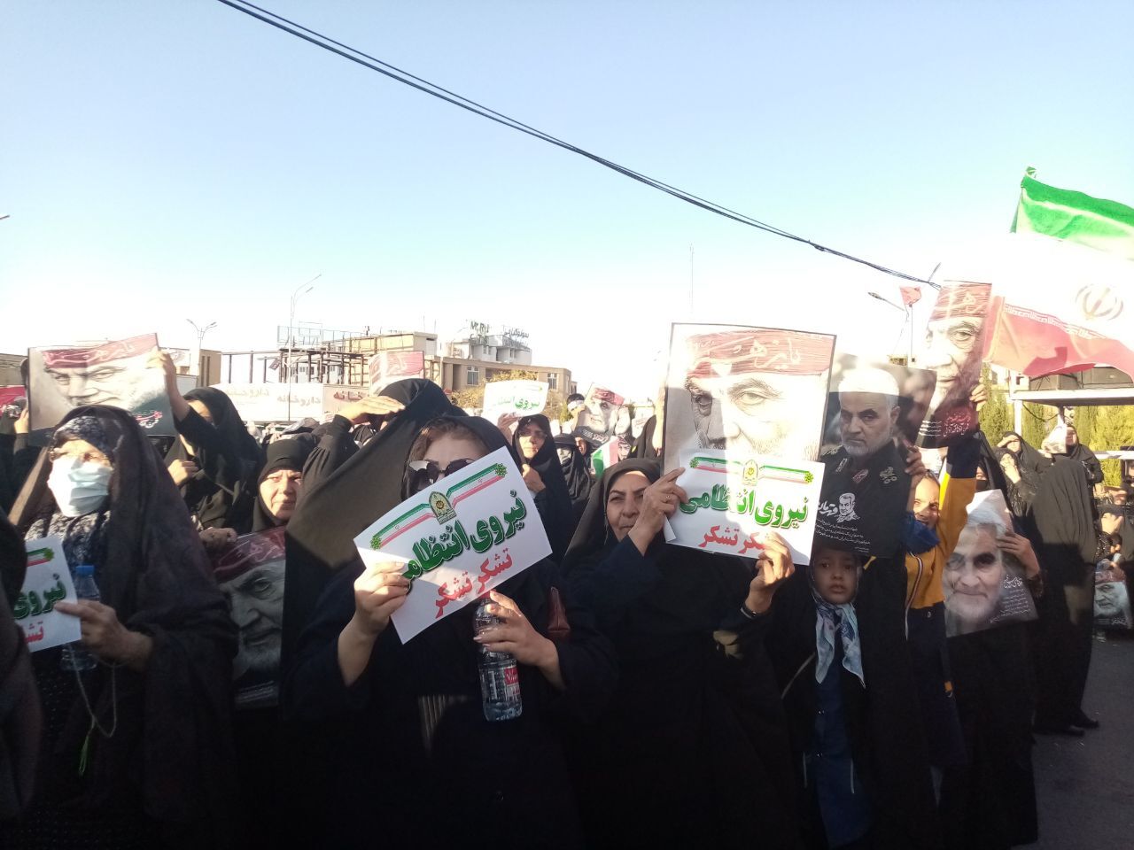 هزاران شهروند، میدان آزادی کرمان را با تمثال شهیدسلیمانی و ندای لبیک یا خامنه‌ای در آغوش کشیدند