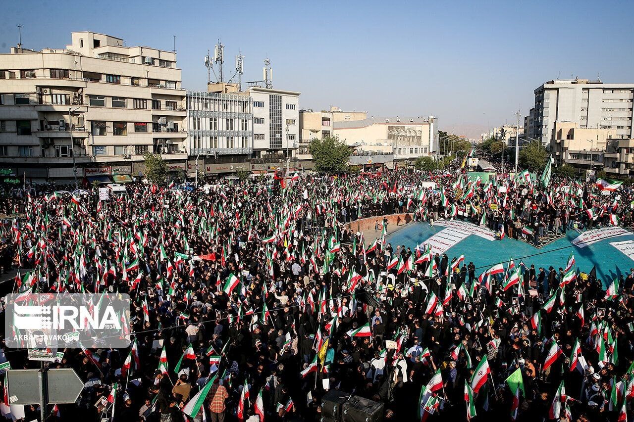 Vidéo: en Iran, une manifestation massive contre les récentes troubles 