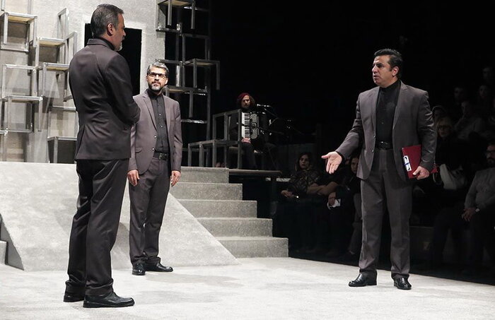 آذرنگ: رسالت تئاتر یادآوری جاگذاشتههای زندگی به مخاطب است/ تولید آثار دفاع مقدس حرکت روی لبه تیغ هست و نیست
