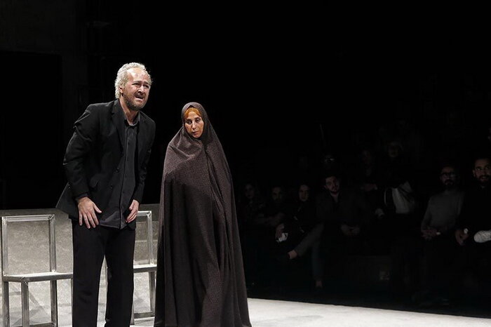 آذرنگ: رسالت تئاتر یادآوری جاگذاشتههای زندگی به مخاطب است/ تولید آثار دفاع مقدس حرکت روی لبه تیغ هست و نیست