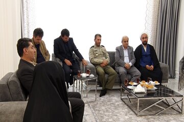جمعی از مسوولان مهاباد با خانواده شهید خالد حیدری دیدار کردند 