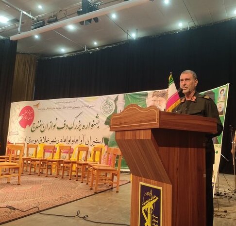 مردم کردستان با فداکاری در مقابل توطئه های دشمن ایستاده اند