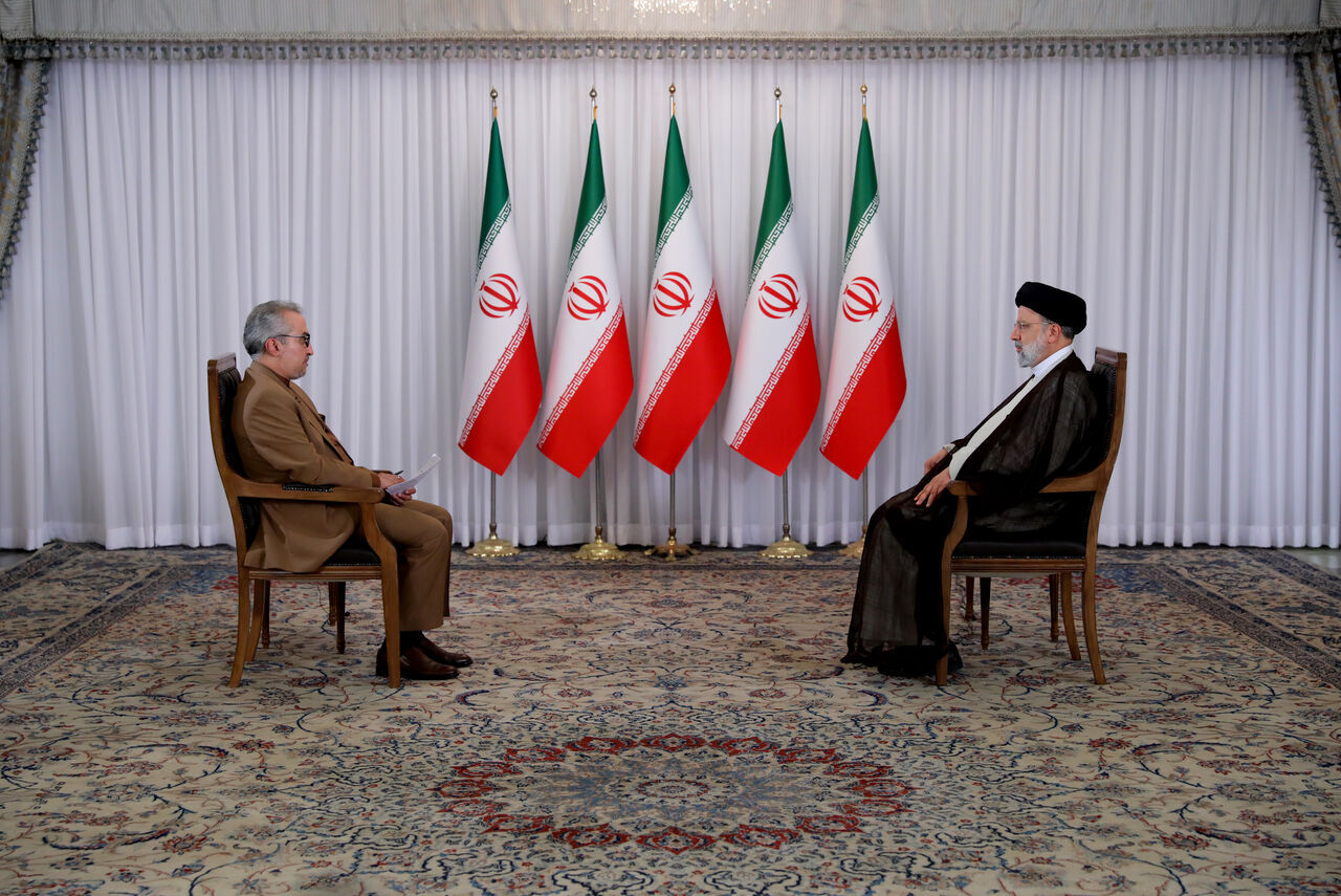 İran Cumhurbaşkanı Reisi: İran Milleti, Düşmanı Bozguna Uğrattı
