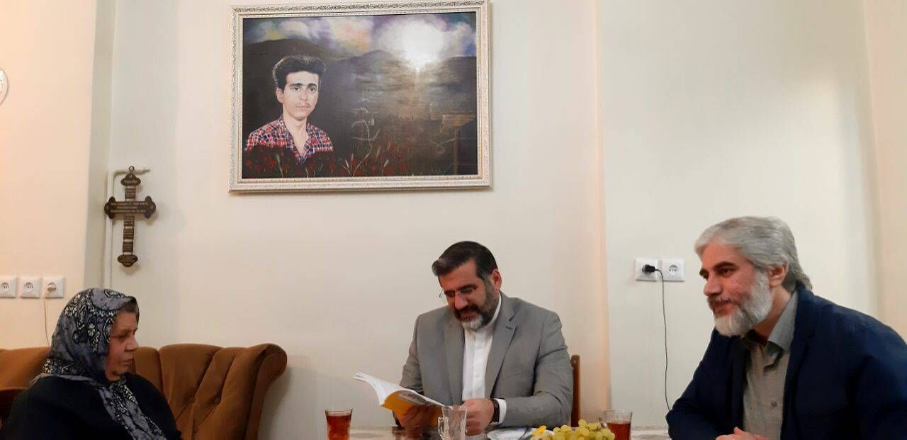 El ministro de Cultura y Orientación Islámica de Irán se reúne con las familias de los mártires cristianos de la Defensa Sagrada 