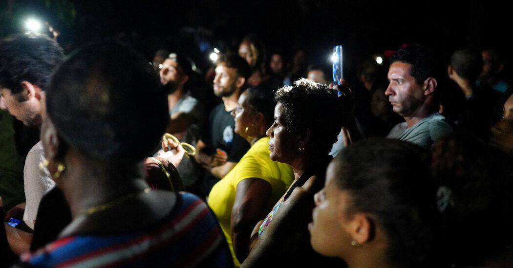 ادامه اعتراضها به خاموشی برق در کوبا برای دومین شب متوالی ادامه اعتراضها به خاموشی برق در کوبا برای دومین شب متوالی