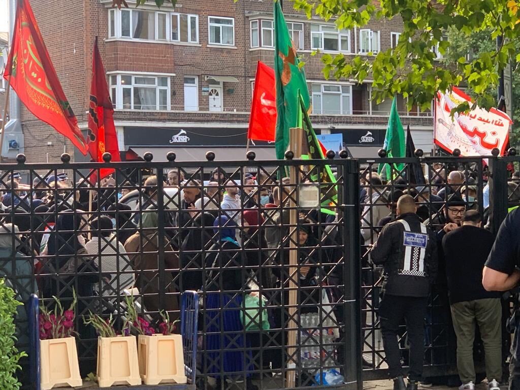 ایرانی انقلاب کے حامیوں کا لندن میں 'لبیک یا حسین' کے نعرے کے ساتھ عظیم الشان اجتماع