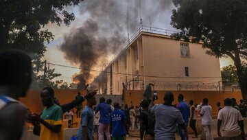 Les manifestants en colère attaquent l'ambassade de France au Burkina Faso