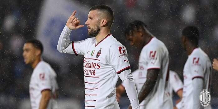 میلان با پیروزی مقابل امپولی در کورس قهرمانی باقی ماند؛ کامبک روسونری در دقایق پایانی