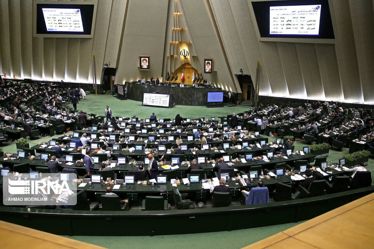 Parlamentarios iraníes apoyan a policías y fuerzas de seguridad