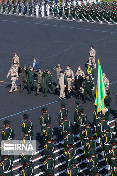 En images ; le Guide suprême a assisté à la cérémonie de remise des diplômes des écoles des Forces armées