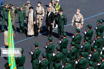En images ; le Guide suprême a assisté à la cérémonie de remise des diplômes des écoles des Forces armées