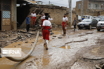 سیلاب به واحدهای مسکونی و تجاری بدره آسیب زد