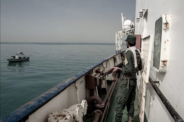 خلیج فارس میں 250 ہزار لیٹر اسمگل شدہ ایندھن کے حامل بحری جہاز کو حراست میں لیا گیا