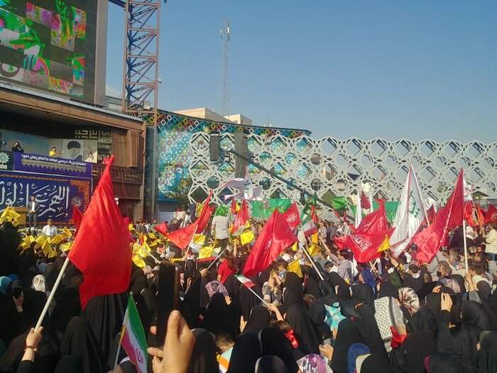 انتشار عطر دل انگیز طنین یا مهدی عاشقان در میدان امامحسین (ع) تهران