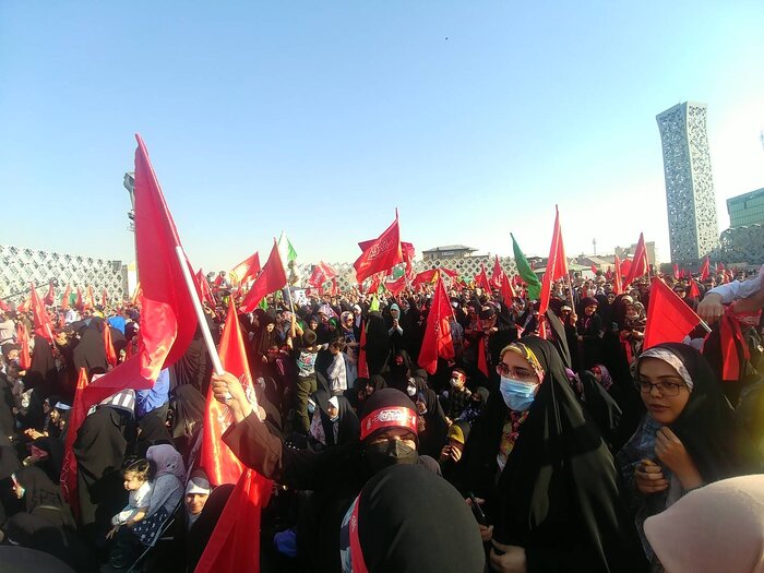 انتشار عطر دل انگیز طنین یا مهدی عاشقان در میدان امامحسین (ع) تهران
