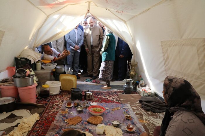 وزیر کشور از ۲ روستای نزدیک به کانون زلزله در خوی بازدید کرد