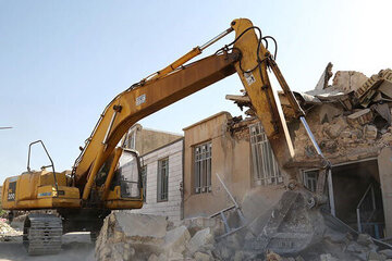 عملیات آواربرداری در مناطق زلزله زده خوی آغاز شد/ استفاده از ۳۰ ماشین سنگین