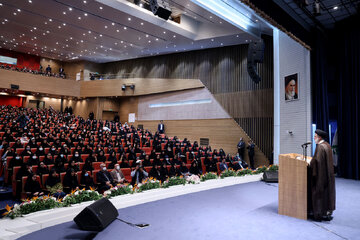 El presidente iraní participa en la ceremonia de apertura del nuevo año académico en la Universidad Al-Zahra 