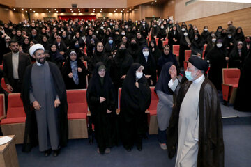 El presidente iraní participa en la ceremonia de apertura del nuevo año académico en la Universidad Al-Zahra 