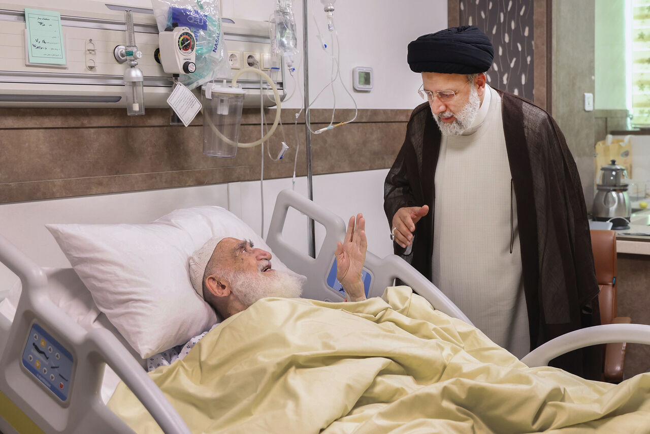 رئیس جمهور از آیتالله العظمی نوری همدانی عیادت کرد رئیس جمهور از آیتالله العظمی نوری همدانی عیادت کرد