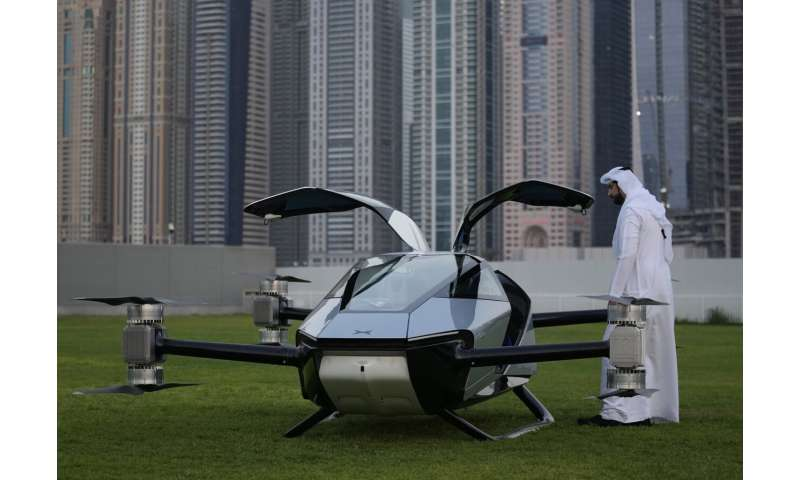 شرکت چینی تاکسی پرنده برقی را در دوبی آزمایش کرد+ فیلم