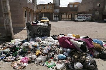آفتاب سوزان و زباله‌های سرگردان در کرمانشاه