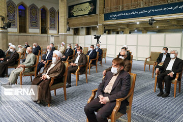 La réunion des membres du conseil de discernement avec le Guide de la révolution islamique