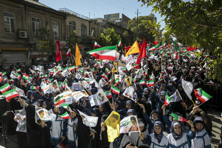 ندای لیبک یا خامنه‌ای زنان و دختران نبوی در کرمانشاه طنین‌انداز شد+فیلم و عکس