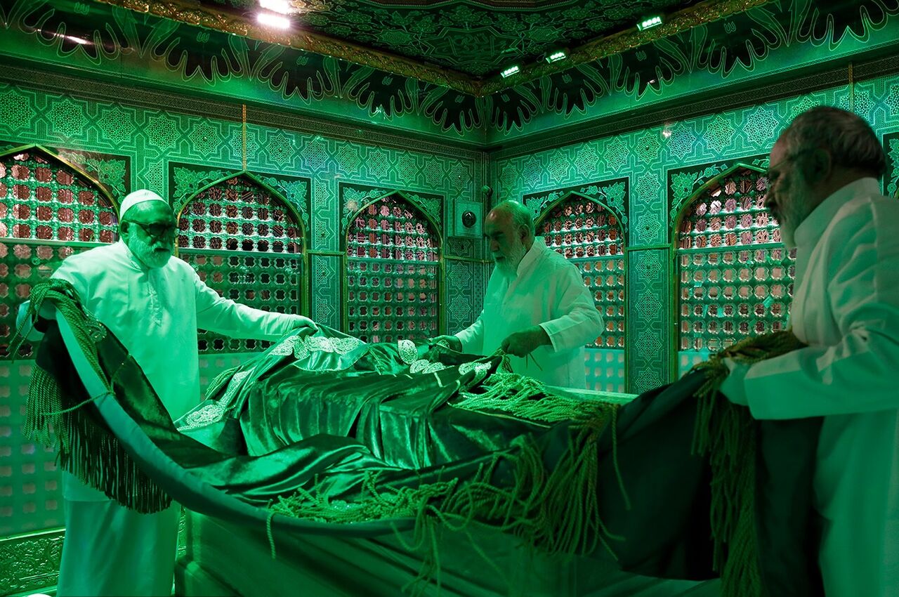 آیین غبارروبی ضریح مطهر امام رضا (ع) برگزار شد آیین غبارروبی ضریح مطهر امام رضا (ع) برگزار شد