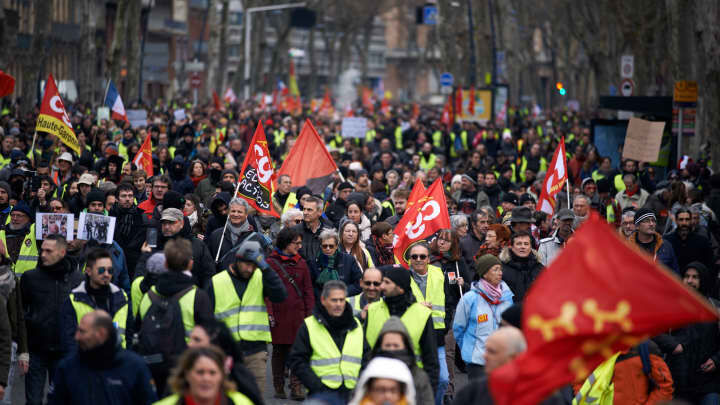 La demande des intellectuels français de protester contre la politique de Macron