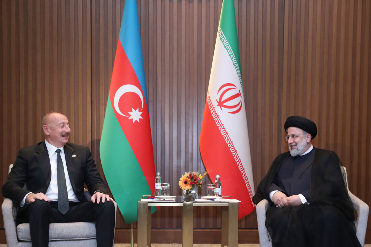 Ayatollah Raisi und Ilham Aliyev treffen sich