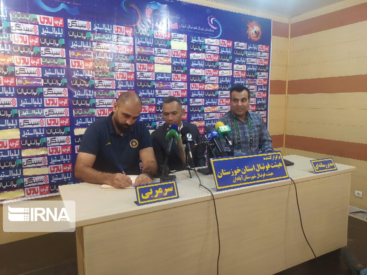 سرمربی سپاهان اصفهان: بازیکنان ایرانی لیاقت بازی در زمین‌های فوتبال بهتری را دارند