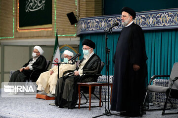 Leader receives participants at the Intl' Islamic Unity Conference