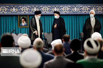 Leader receives participants at the Intl' Islamic Unity Conference