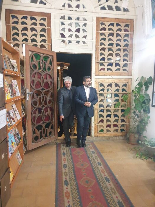 تاکید وزیر ارشاد بر شتاببخشی به بازسازی کتابخانه ۷۲ ساله شیراز